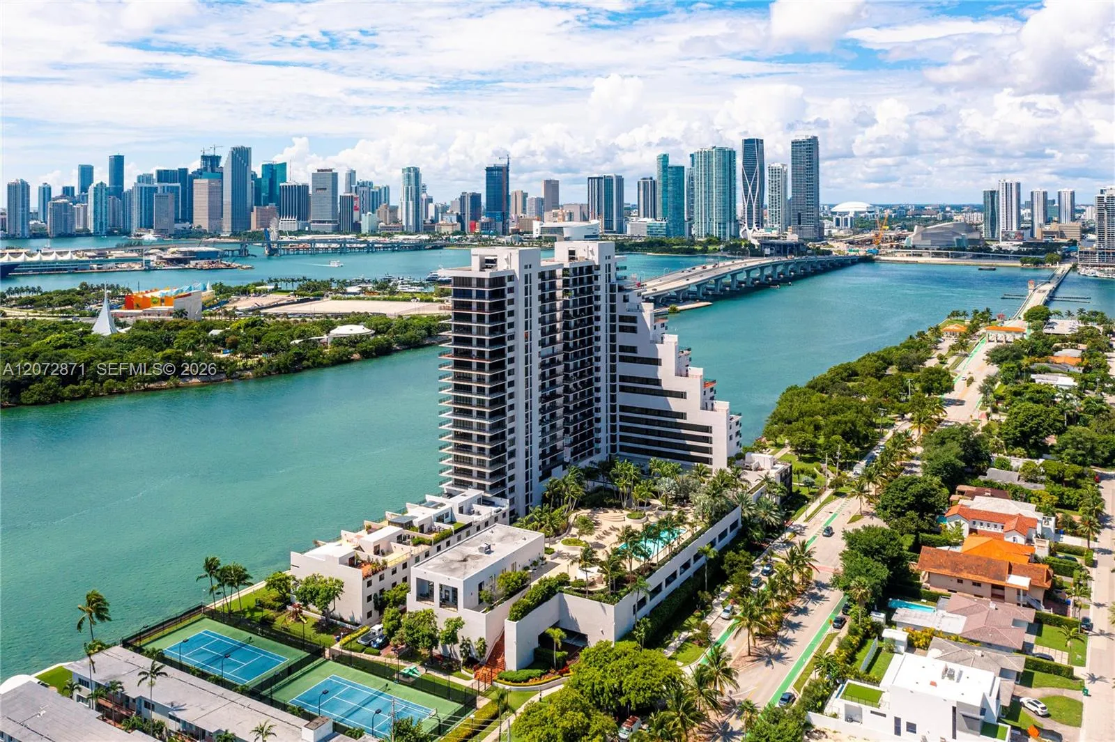 Foto de propiedad en 1000 Venetian Way 301/303, Miami, FL 33139 Miami con MLS# 