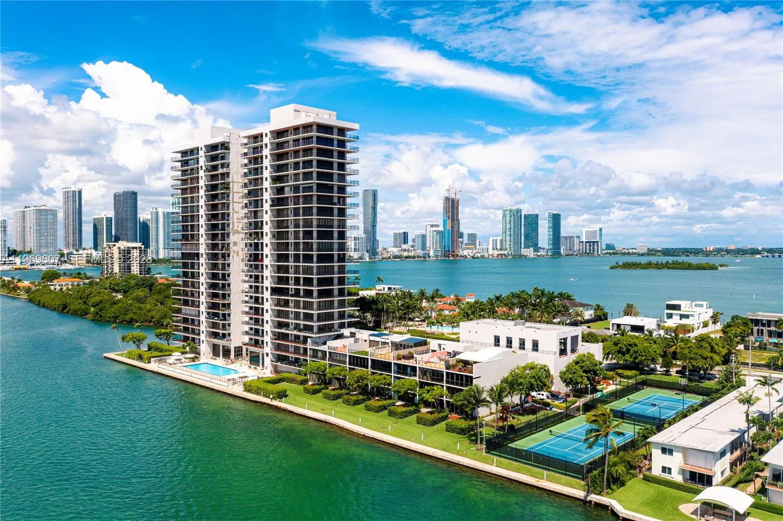 Foto de propiedad en 1000 Venetian Way 301, Miami, FL 33139 Miami con MLS# 