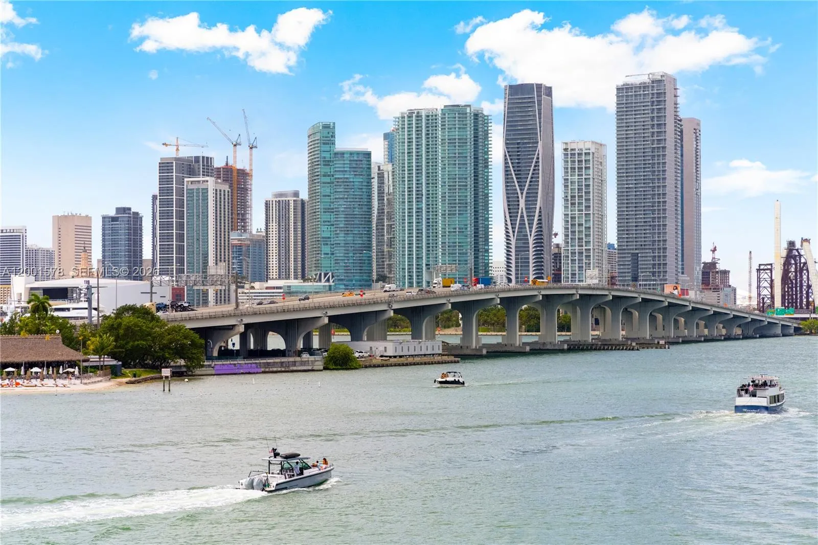 Foto de propiedad en 1000 Venetian Way 408, Miami, FL 33139 Miami con MLS# 