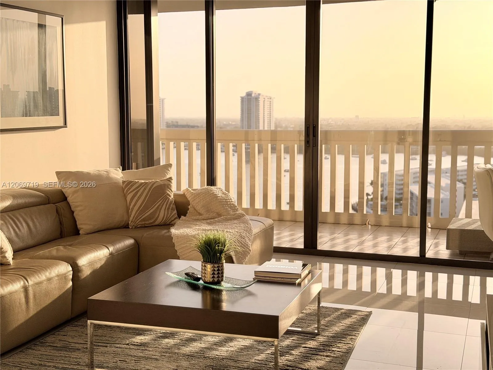 Foto de propiedad en 1000 W Island Boulevard 1911, Aventura, FL 33160 Aventura con MLS# 