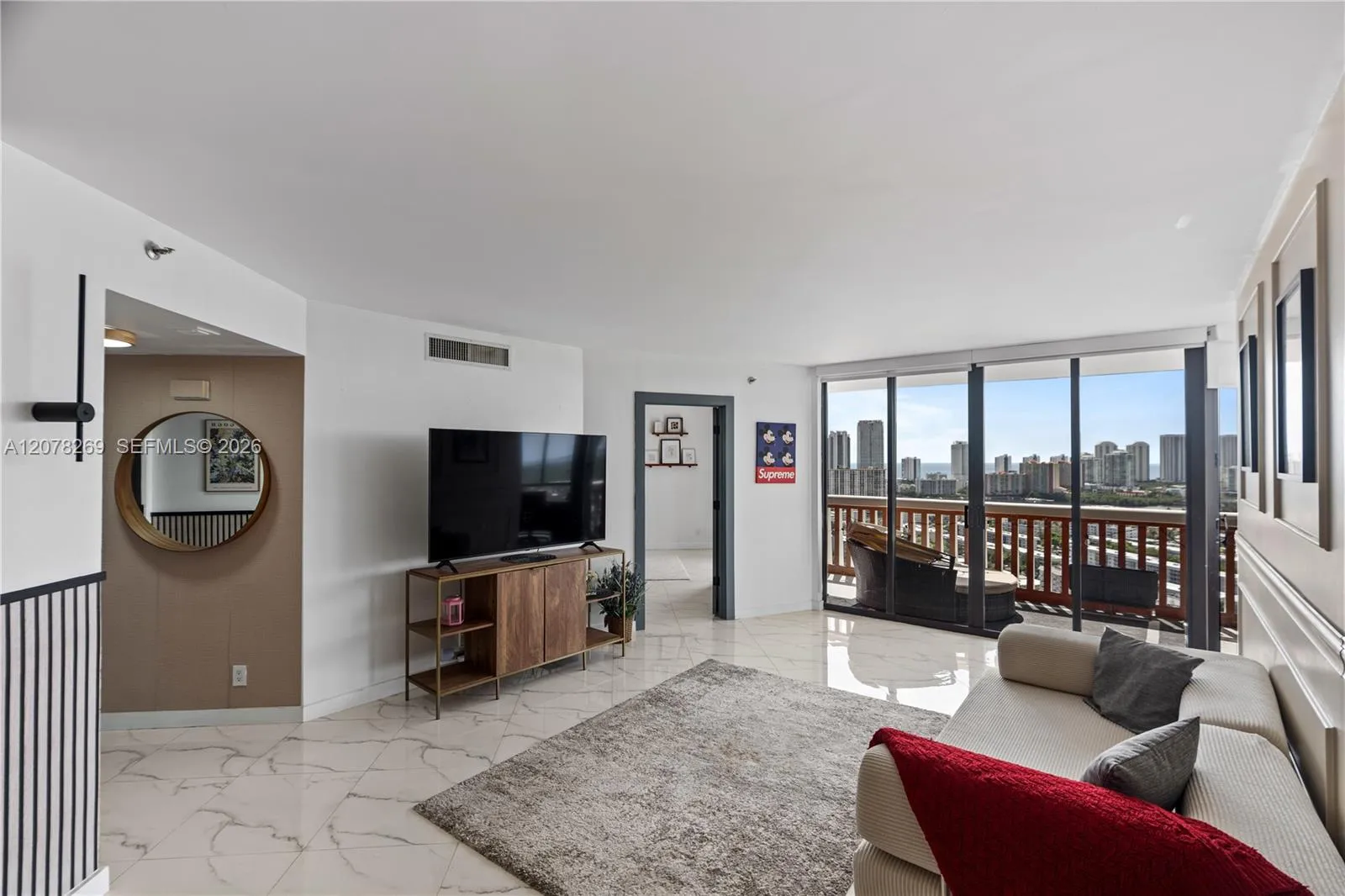 Foto de propiedad en 1000 W Island Boulevard 2803, Aventura, FL 33160 Aventura con MLS# 