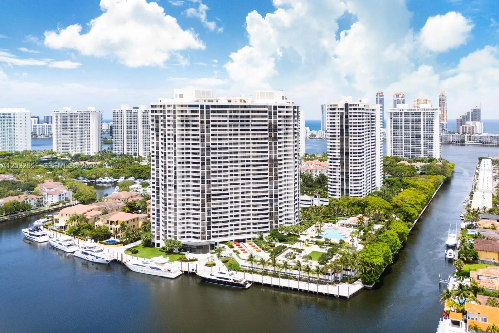 Foto de propiedad en 1000 W Island Boulevard 911, Aventura, FL 33160 Aventura con MLS#