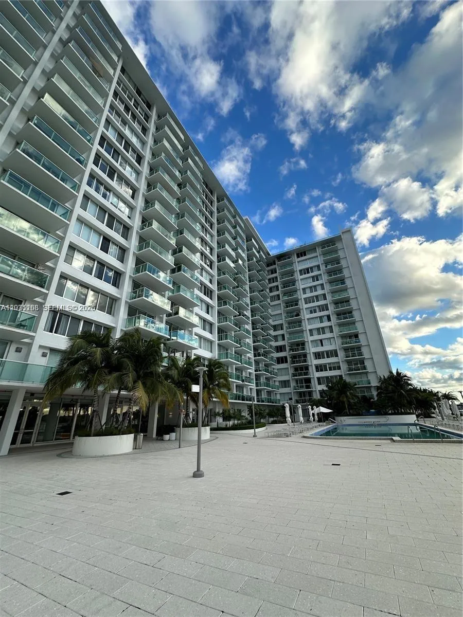 Foto de propiedad en 1000 West Avenue 215, Miami Beach, FL 33139 Miami Beach con MLS# 