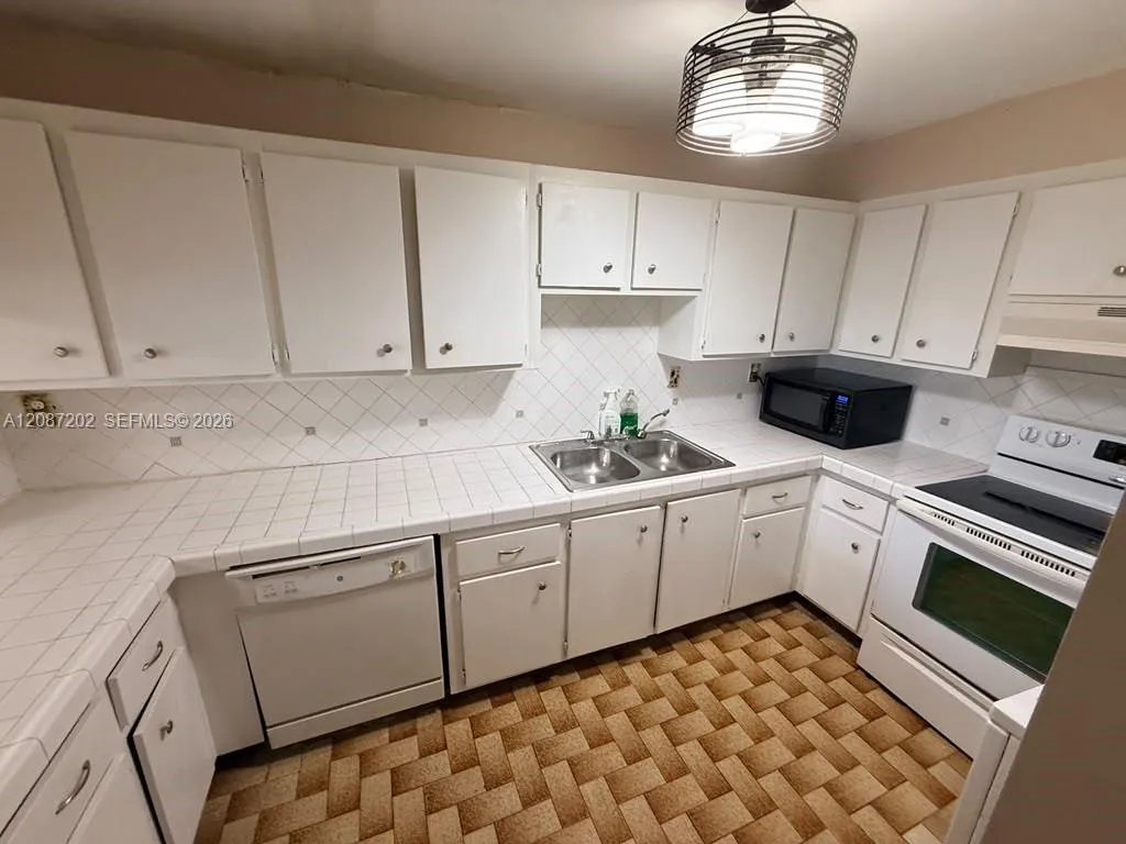 En Renta 10000 NW 80th Court 2361, Hialeah Gardens, FL 33016, Hialeah Gardens, FL 33016