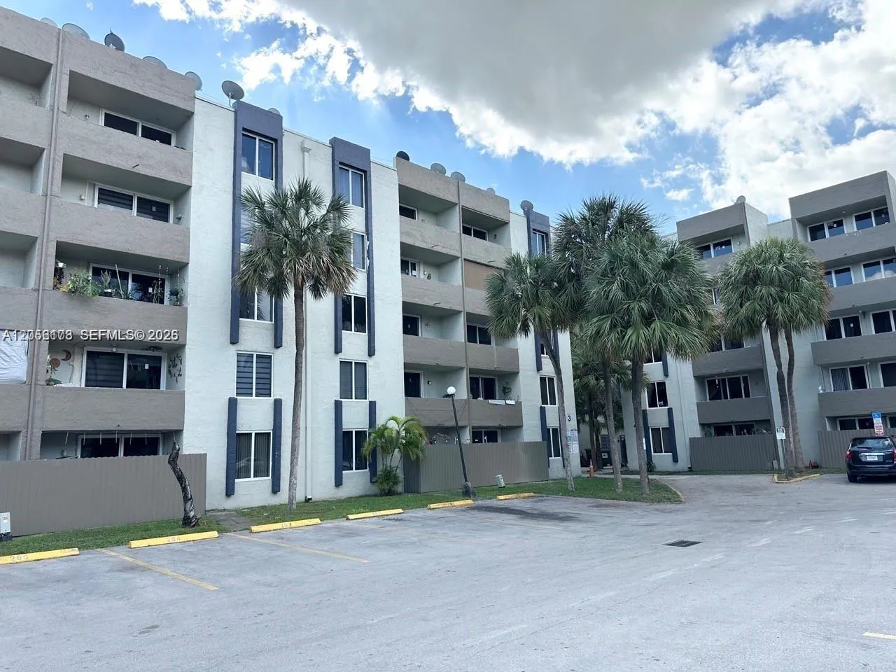 Foto de propiedad en 10000 NW 80th Court 2456, Hialeah Gardens, FL 33016 Hialeah Gardens con MLS# 