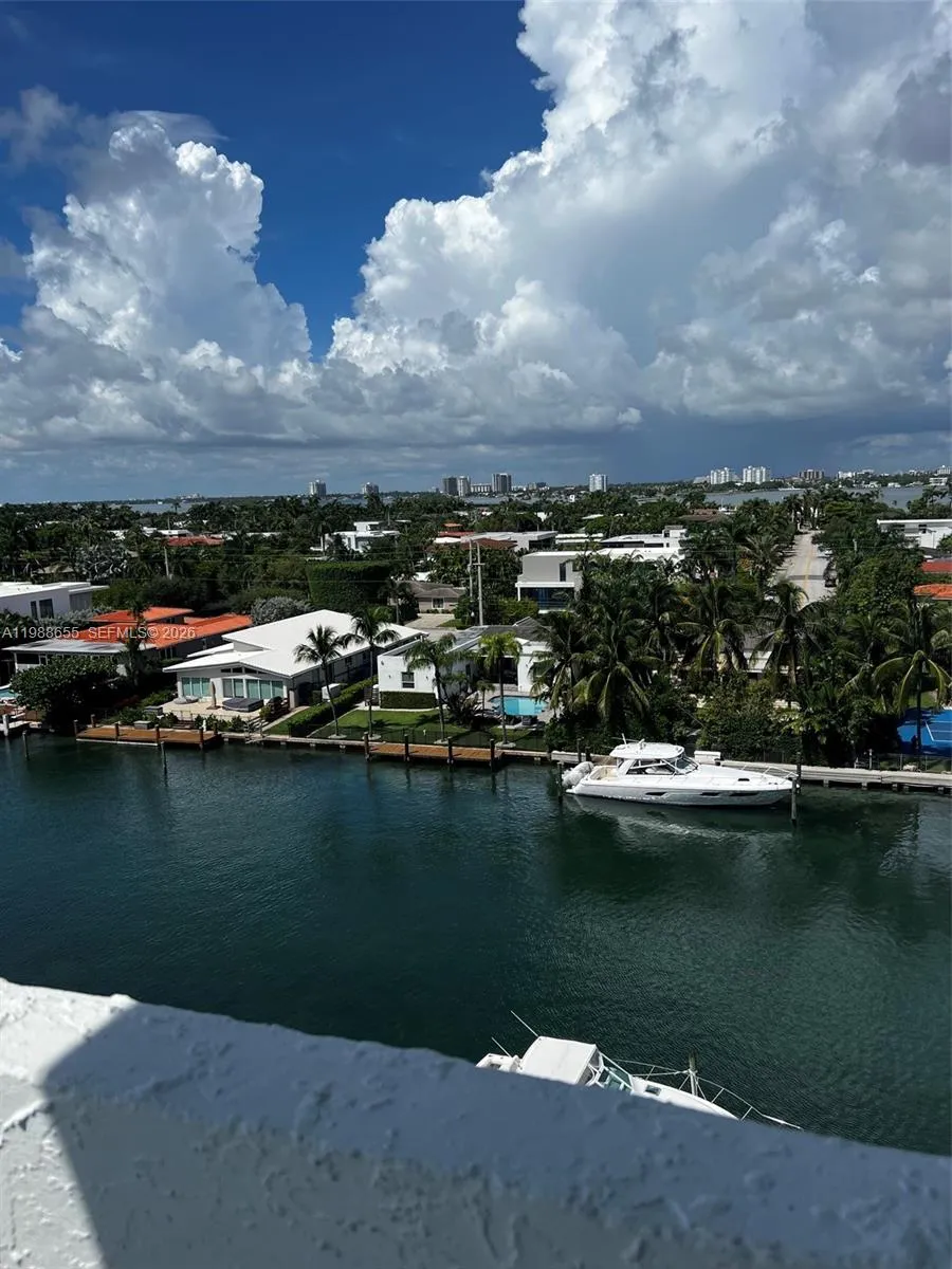 Foto de propiedad en 10000 W Bay Harbor Drive PH4, Bay Harbor Islands, FL 33154 Bay Harbor Islands con MLS# 
