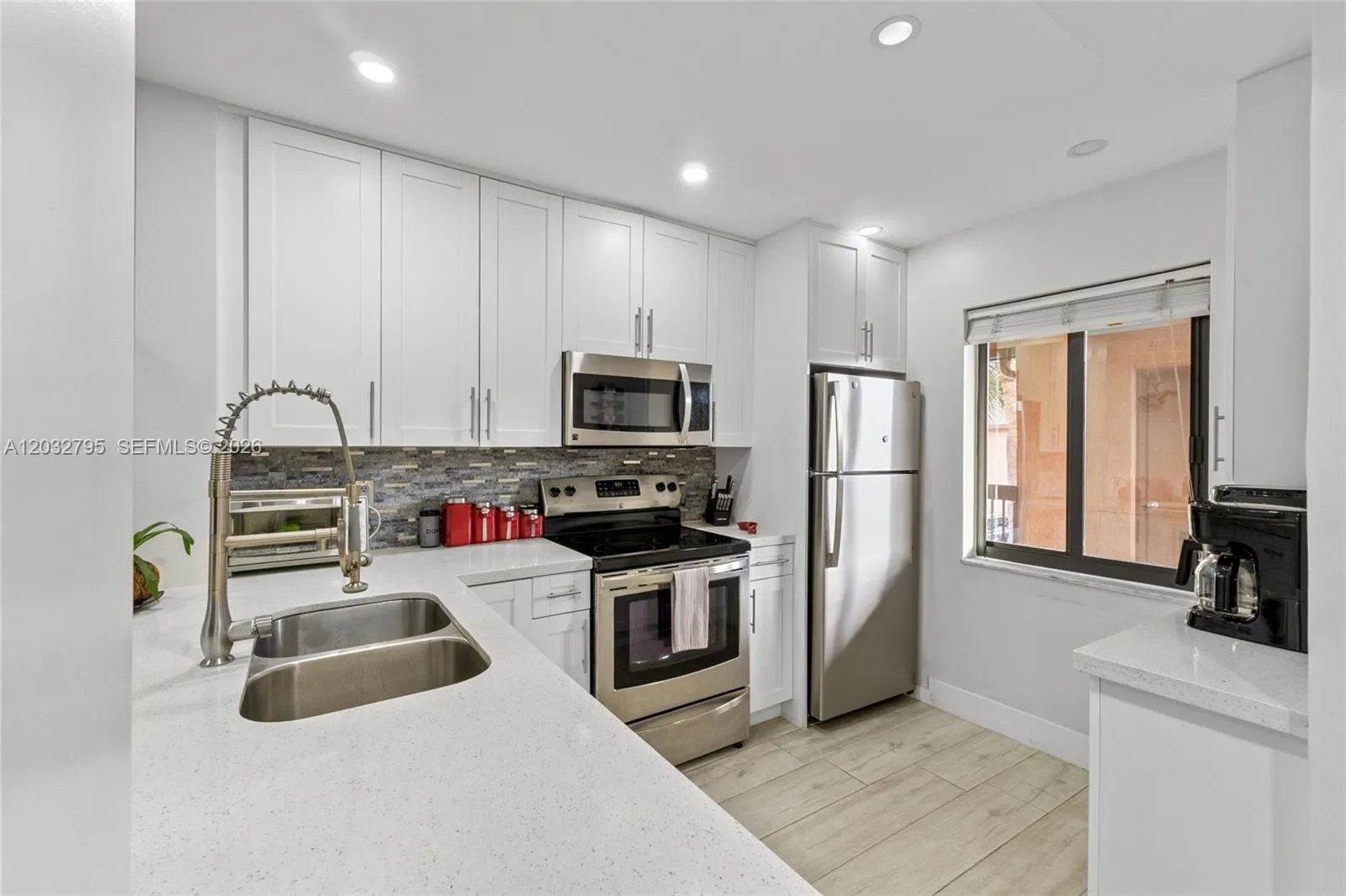 Foto de propiedad en 10003 Winding Lake Road 203, Sunrise, FL 33351 Sunrise con MLS# 
