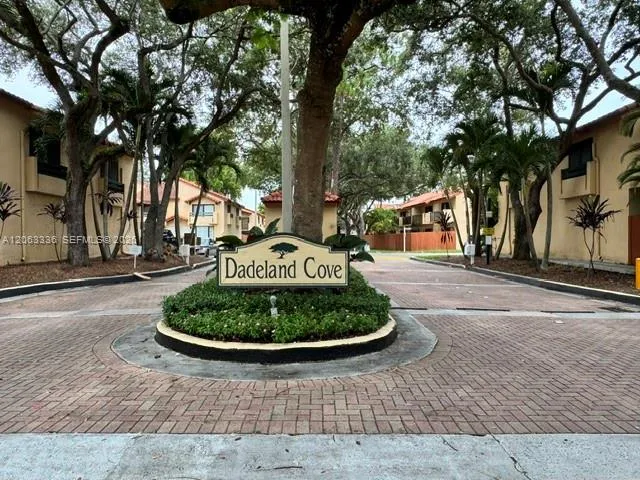 Alquilada 10005 SW 77th Court, Miami, FL 33156, Miami, FL 33156