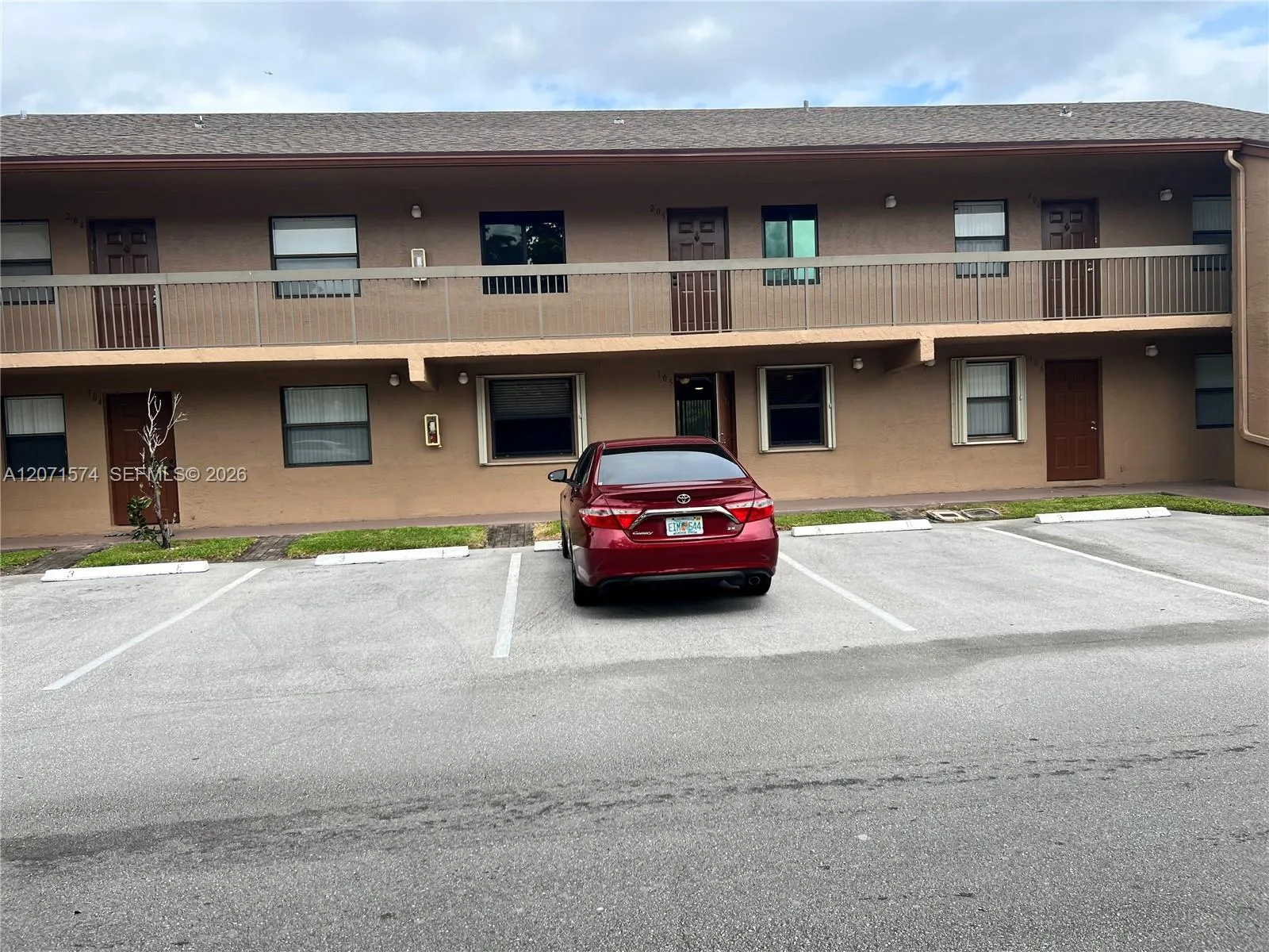 Foto de propiedad en 10005 Winding Lake Road 105, Sunrise, FL 33351 Sunrise con MLS# 