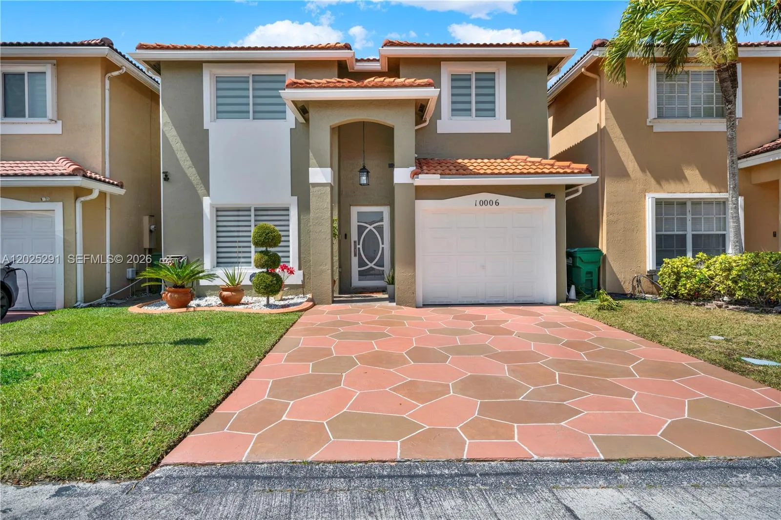 Foto de propiedad en 10006 SW 162nd Path, Miami, FL 33196 Miami con MLS# 