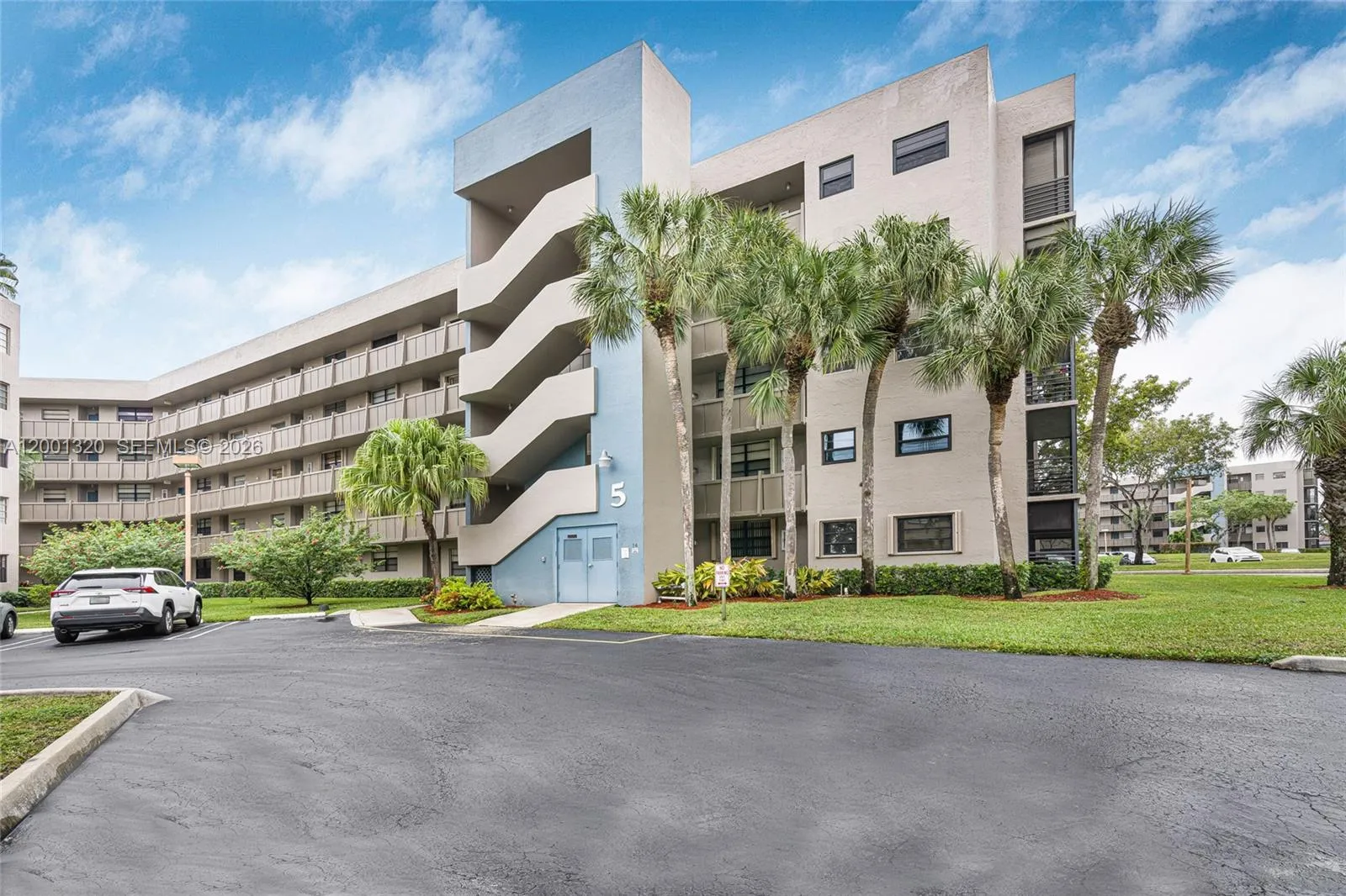 Foto de propiedad en 1001 Colony Point Circle 503, Pembroke Pines, FL 33026 Pembroke Pines con MLS# 