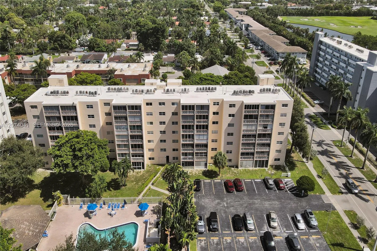 Foto de propiedad en 1001 NE 14th Avenue 402, Hallandale Beach, FL 33009 Hallandale Beach con MLS# 