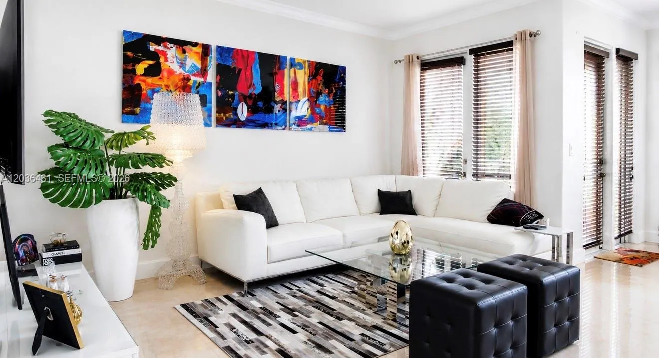 Foto de propiedad en 10012 NW 7th Street 111, Miami, FL 33172 Miami con MLS# 