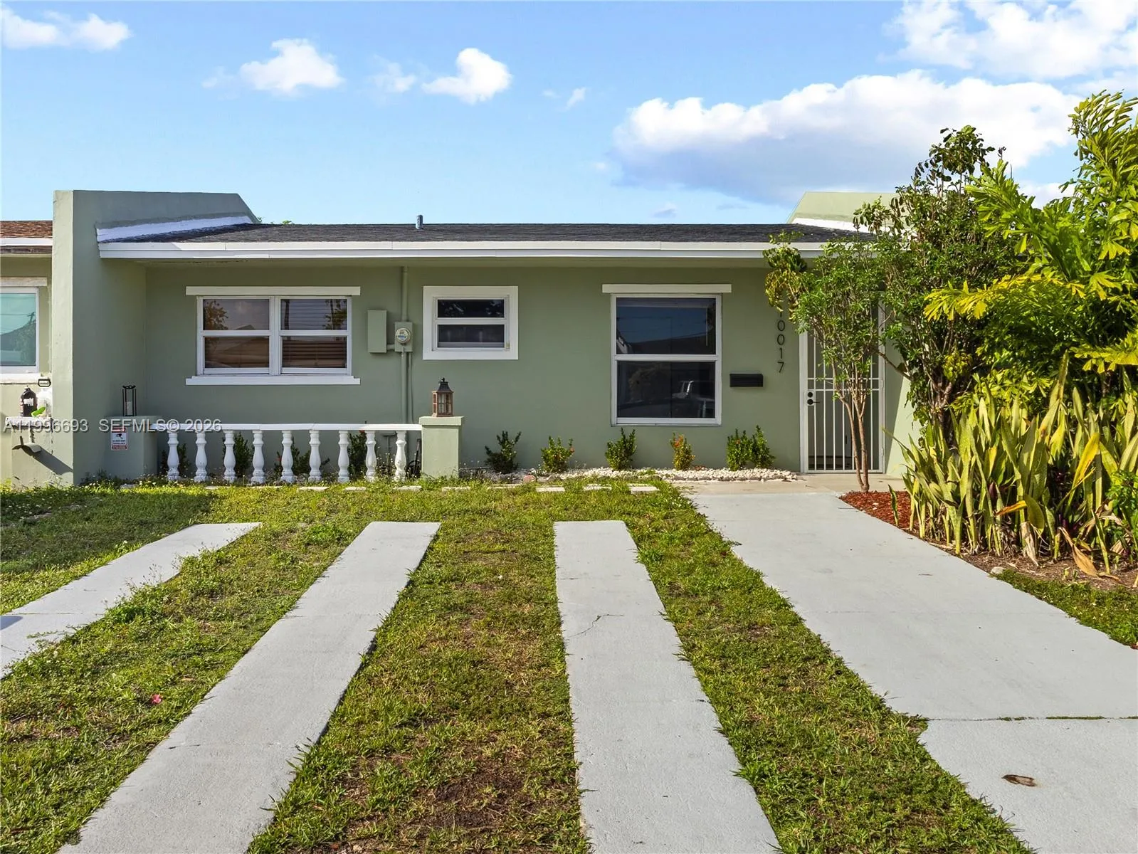 Foto de propiedad en 10017 SW 23rd Terrace, Miami, FL 33165 Miami con MLS# 