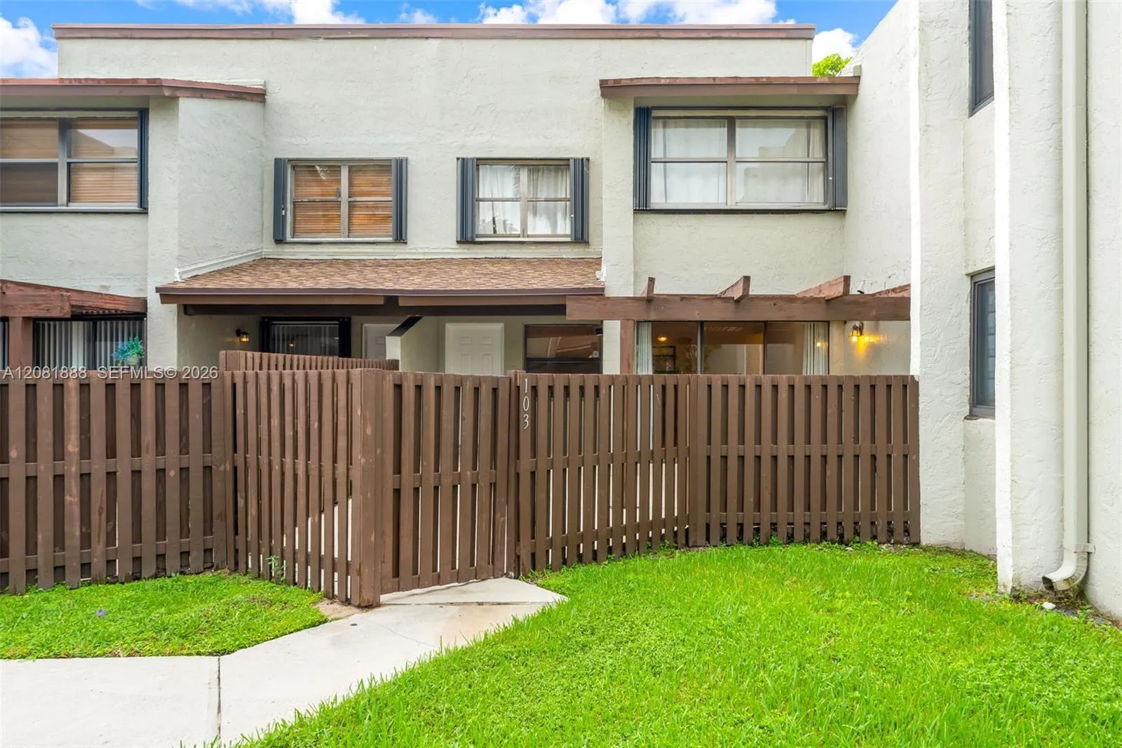 Foto de propiedad en 10020 NW 9th St Circle 103, Miami, FL 33172 Miami con MLS# 