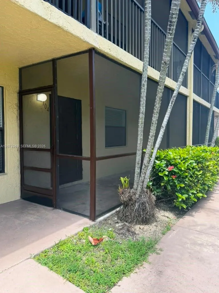 Foto de propiedad en 10020 Winding Lake Road 104, Sunrise, FL 33351 Sunrise con MLS# 