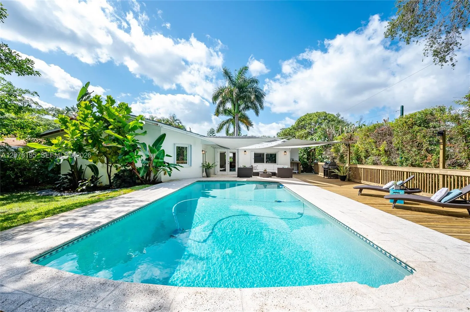 Foto de propiedad en 1003 NE 118th Street, Biscayne Park, FL 33161 Biscayne Park con MLS# 