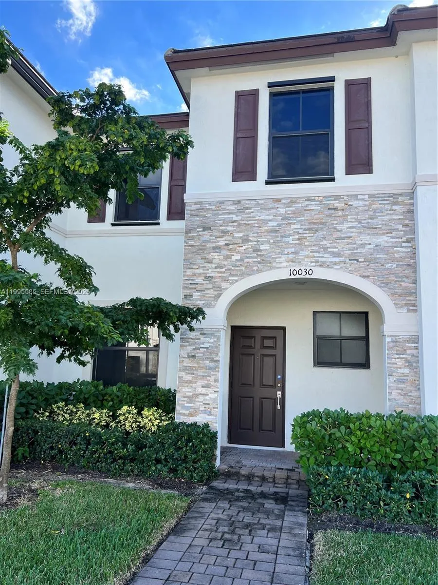 Foto de propiedad en 10030 SW 228th Terrace, Miami, FL 33190 Miami con MLS# 