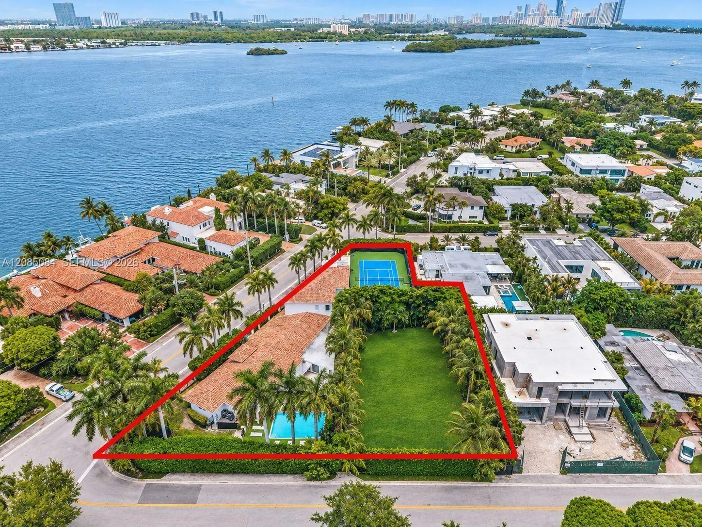 Foto de propiedad en 10031 W Broadview Drive, Bay Harbor Islands, FL 33154 Bay Harbor Islands con MLS# 