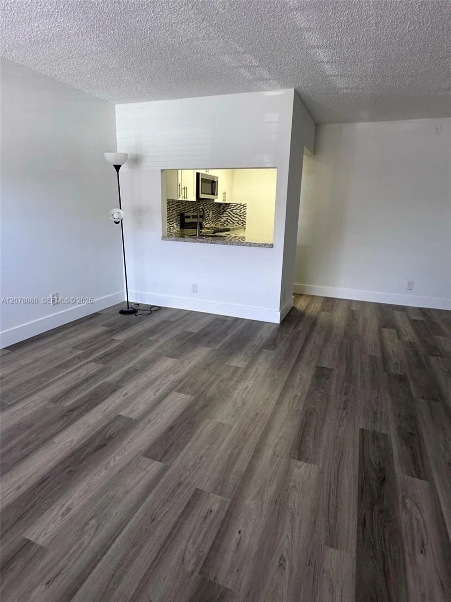 Foto de propiedad en 10049 Winding Lake Road 103, Sunrise, FL 33351 Sunrise con MLS# 