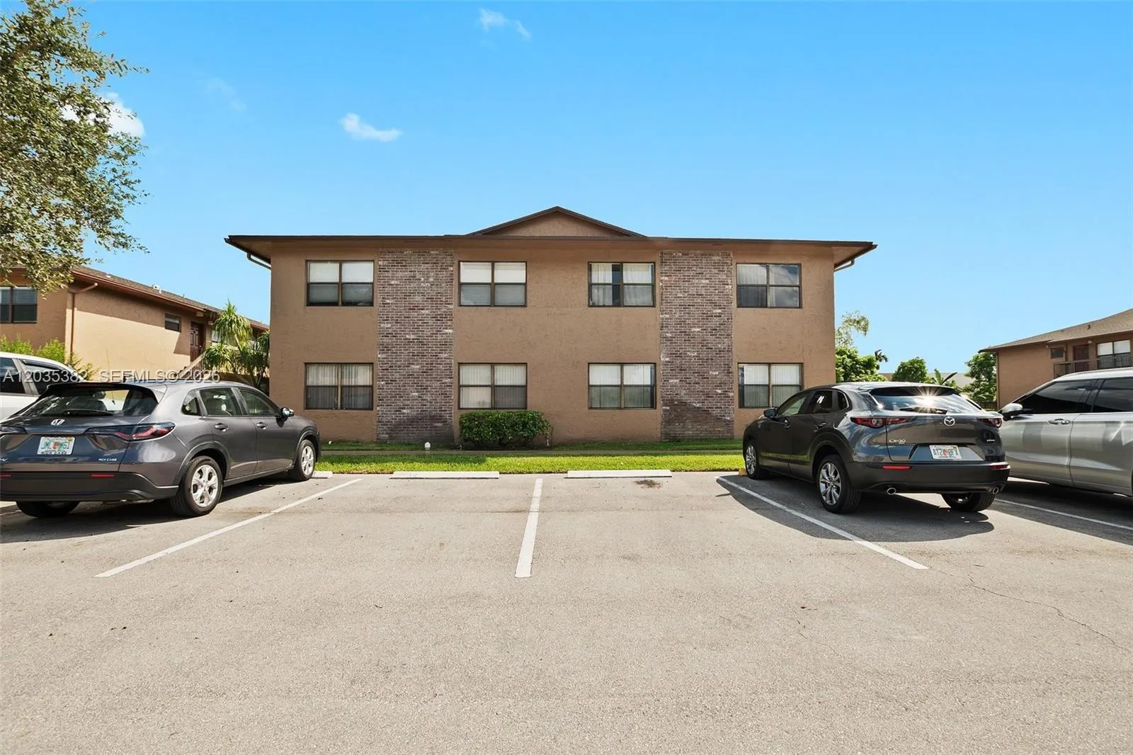 Foto de propiedad en 10053 Winding Lake Road 101, Sunrise, FL 33351 Sunrise con MLS# 