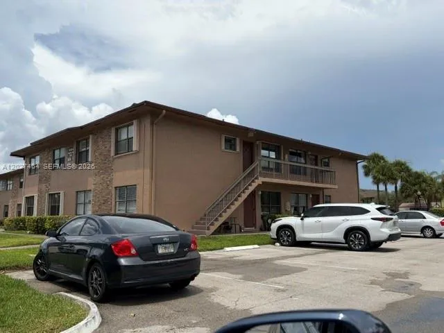 Foto de propiedad en 10054 Winding Lake Road 201, Sunrise, FL 33351 Sunrise con MLS# 