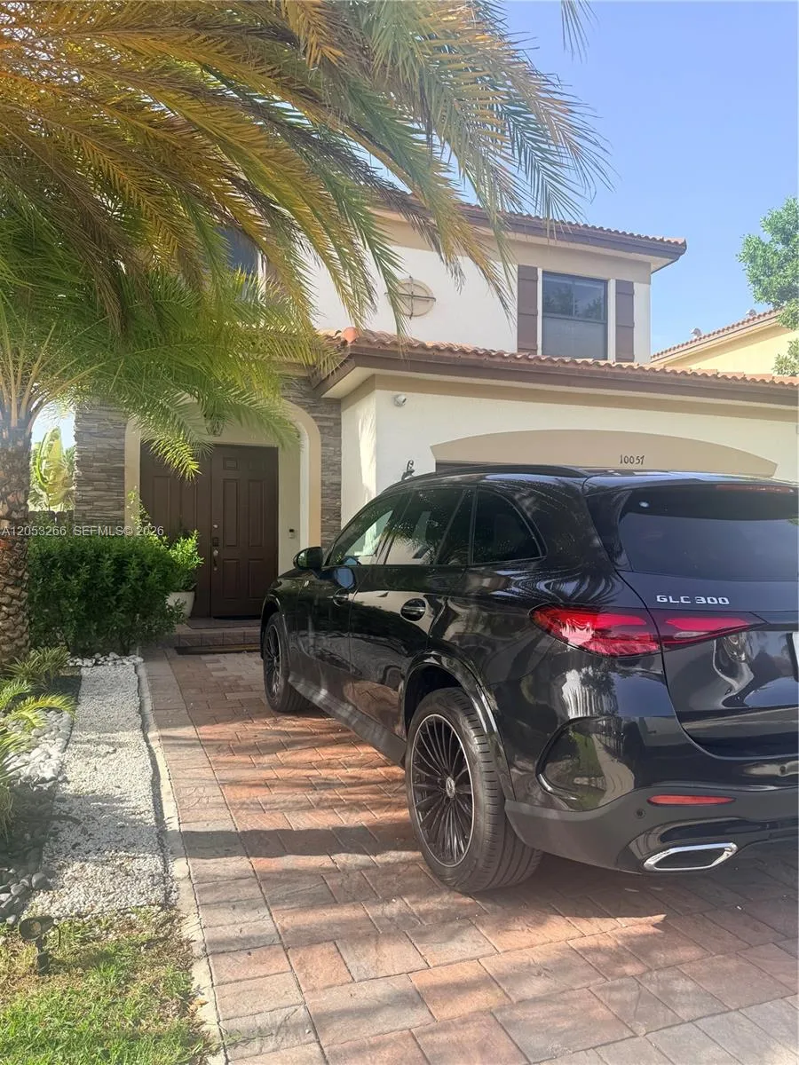 Foto de propiedad en 10057 NW 88th Terrace, Doral, FL 33178 Doral con MLS# 