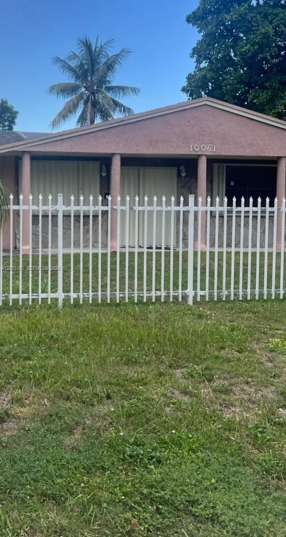 Foto de propiedad en 10061 E Hibiscus Street, Palmetto Bay, FL 33157 Palmetto Bay con MLS# 