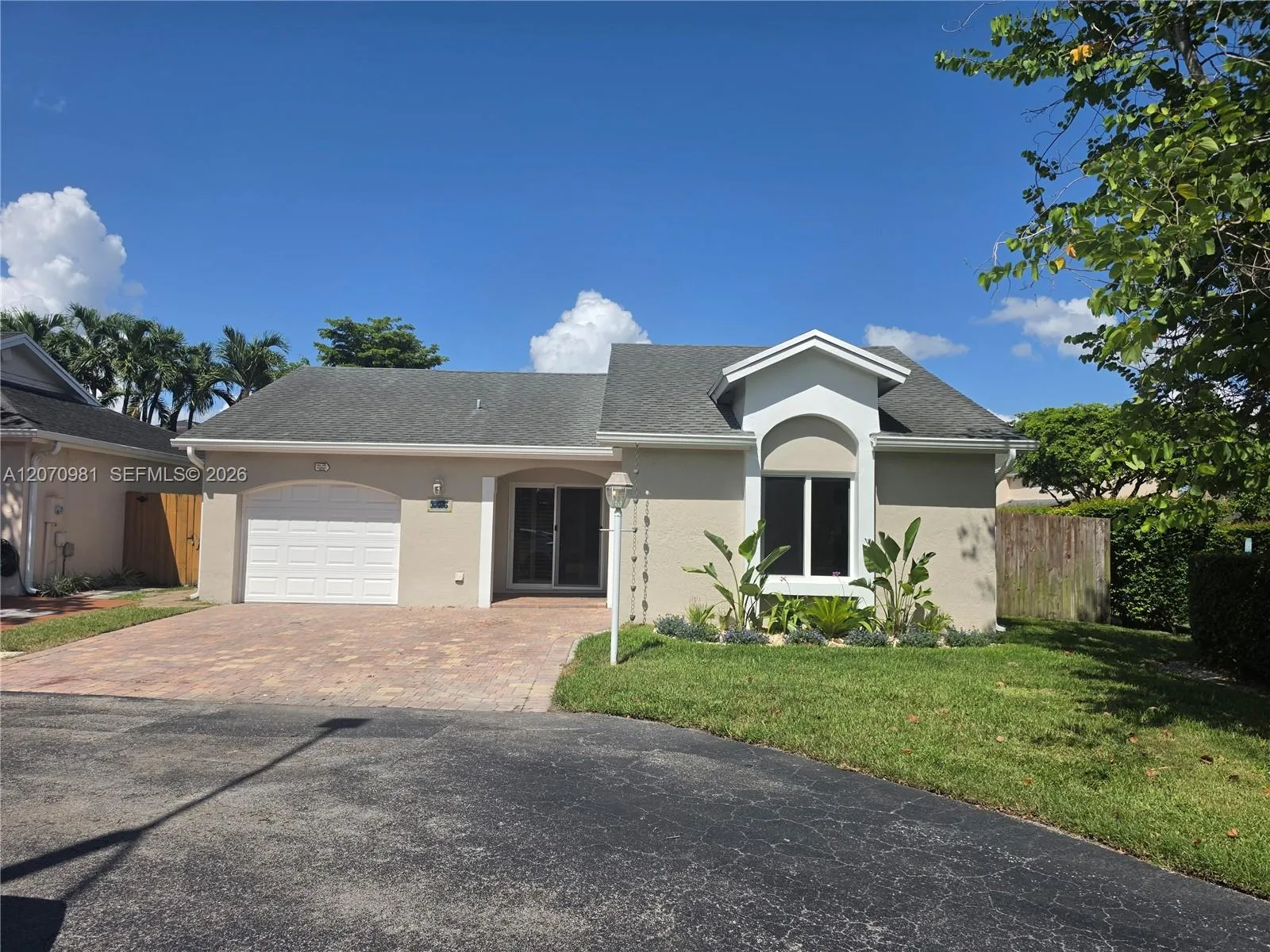 Foto de propiedad en 10076 NW 51st Terrace, Doral, FL 33178 Doral con MLS# 