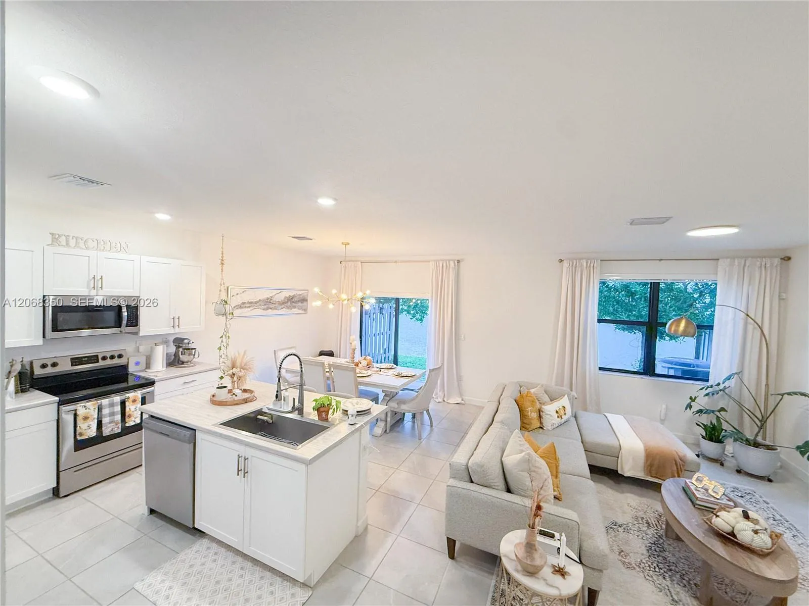 Foto de propiedad en 10095 SW 231 Lane ., Miami, FL 33190 Miami con MLS# 