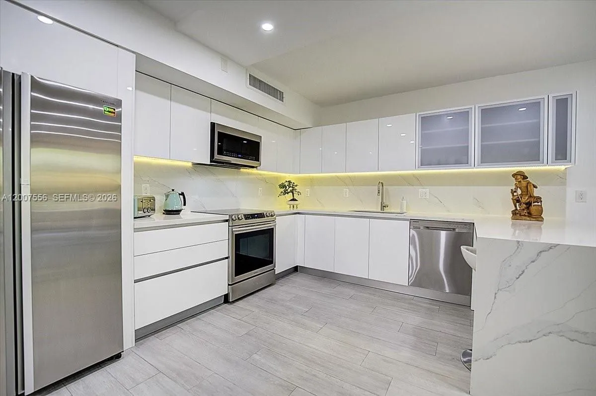 Foto de propiedad en 101 E Crandon Boulevard 276, Key Biscayne, FL 33149 Key Biscayne con MLS#