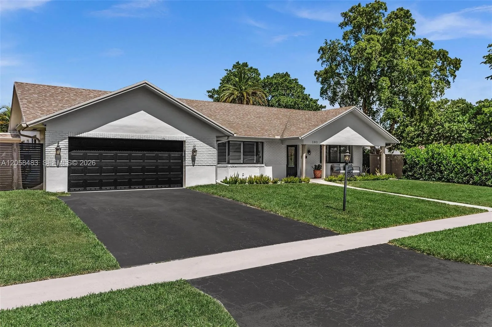 Foto de propiedad en 101 El Dorado Parkway, Plantation, FL 33317 Plantation con MLS# 