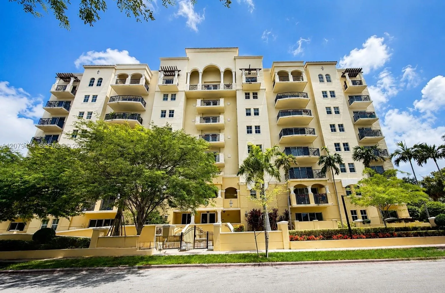 Foto de propiedad en 101 Sidonia Avenue 205, Coral Gables, FL 33134 Coral Gables con MLS# 
