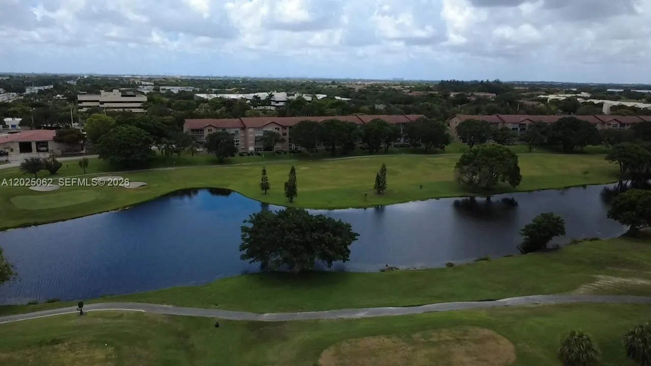 Foto de propiedad en 101 SW 132nd Way 404J, Pembroke Pines, FL 33027 Pembroke Pines con MLS# 