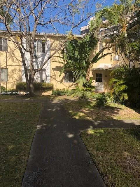 Foto de propiedad en 1010 E Ponce De Leon Boulevard 3, Coral Gables, FL 33134 Coral Gables con MLS# 