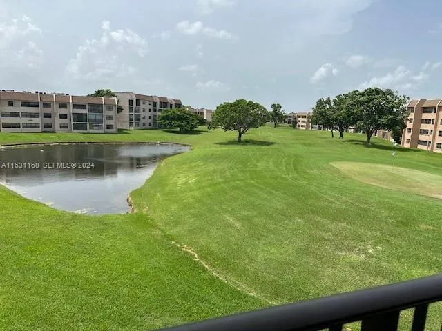 Foto de propiedad en 10101 Sunrise Lakes Boulevard 306, Sunrise, FL 33322 Sunrise con MLS# 