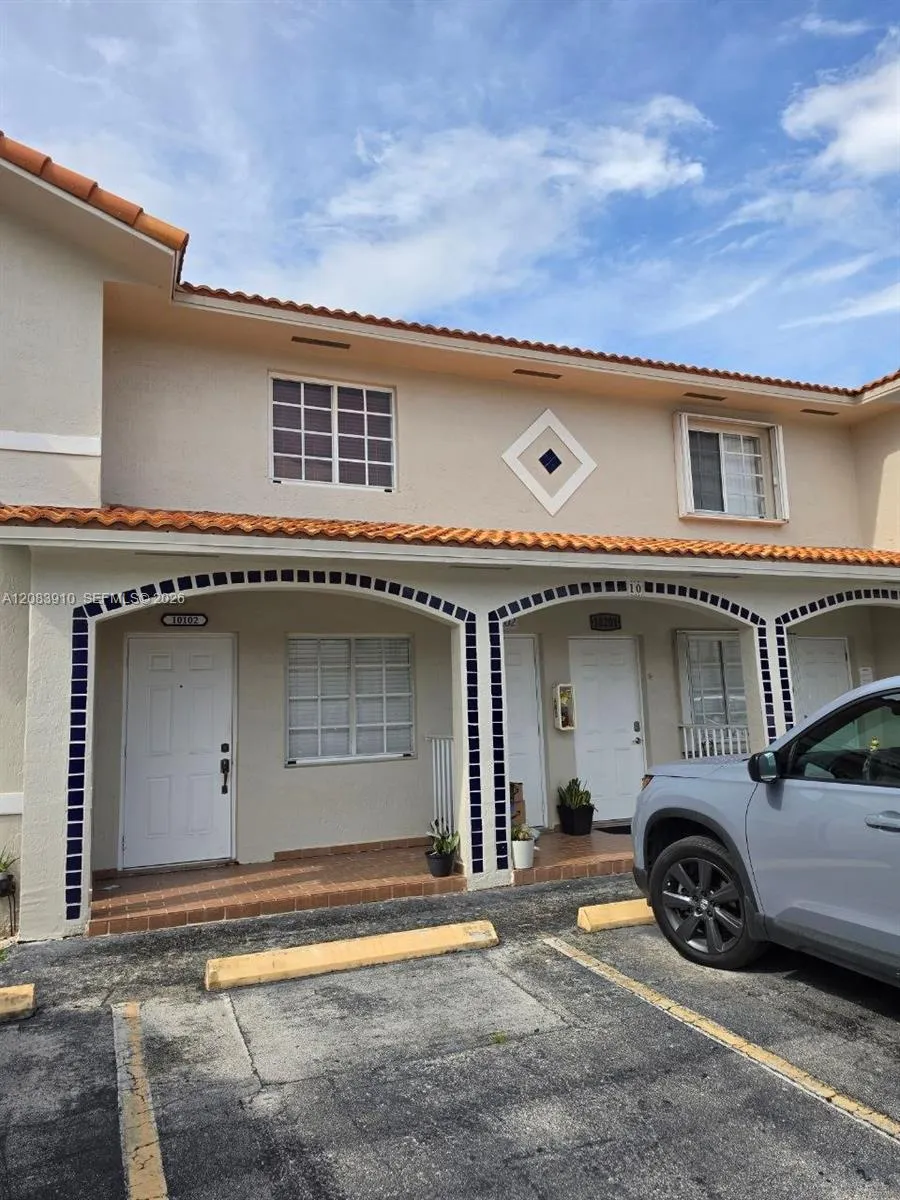 En Venta 10101 W Okeechobee Road 10-202, Hialeah Gardens, FL 33016, Hialeah Gardens, FL 33016