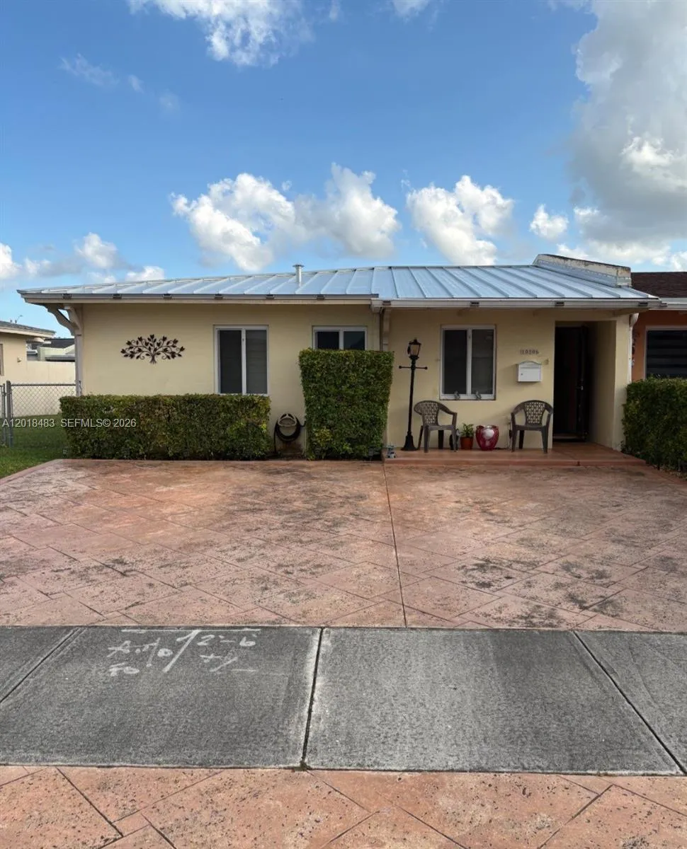 Foto de propiedad en 10106 SW 20th Street, Miami, FL 33165 Miami con MLS# 
