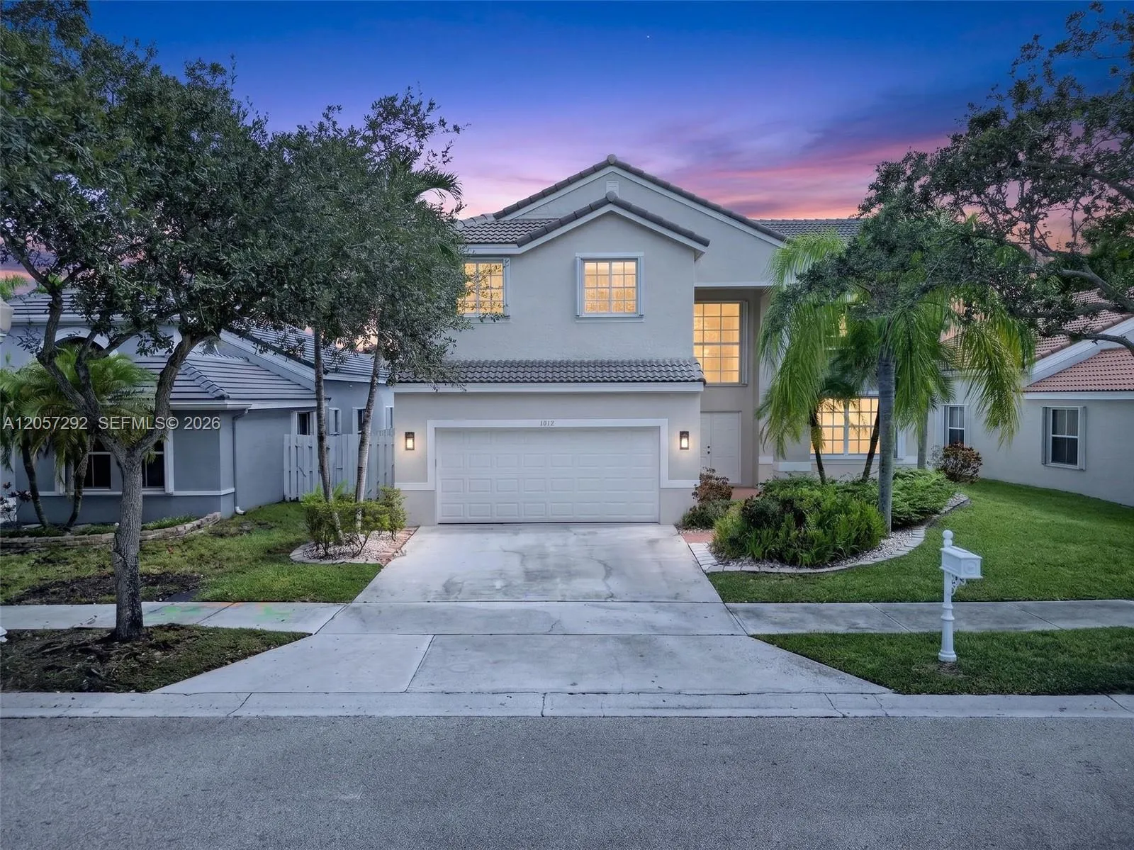 Foto de propiedad en 1012 Cedar Falls Drive, Weston, FL 33327 Weston con MLS# 