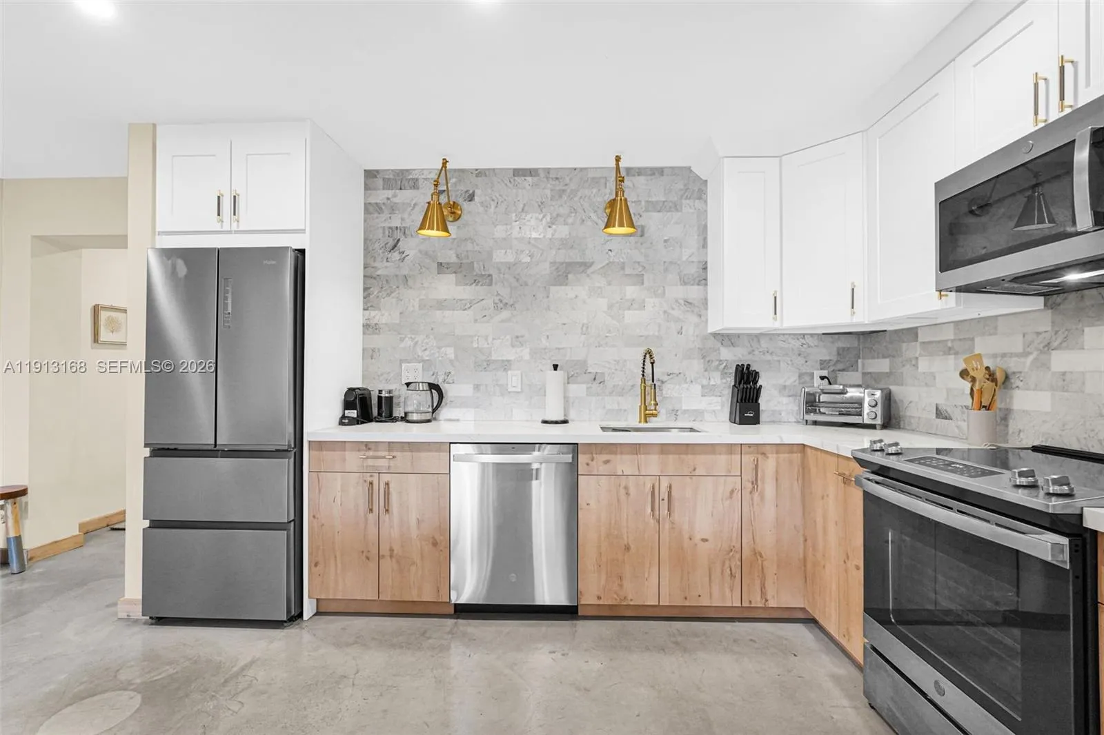 Foto de propiedad en 1012 NE 2nd Street, Hallandale Beach, FL 33009 Hallandale Beach con MLS# 