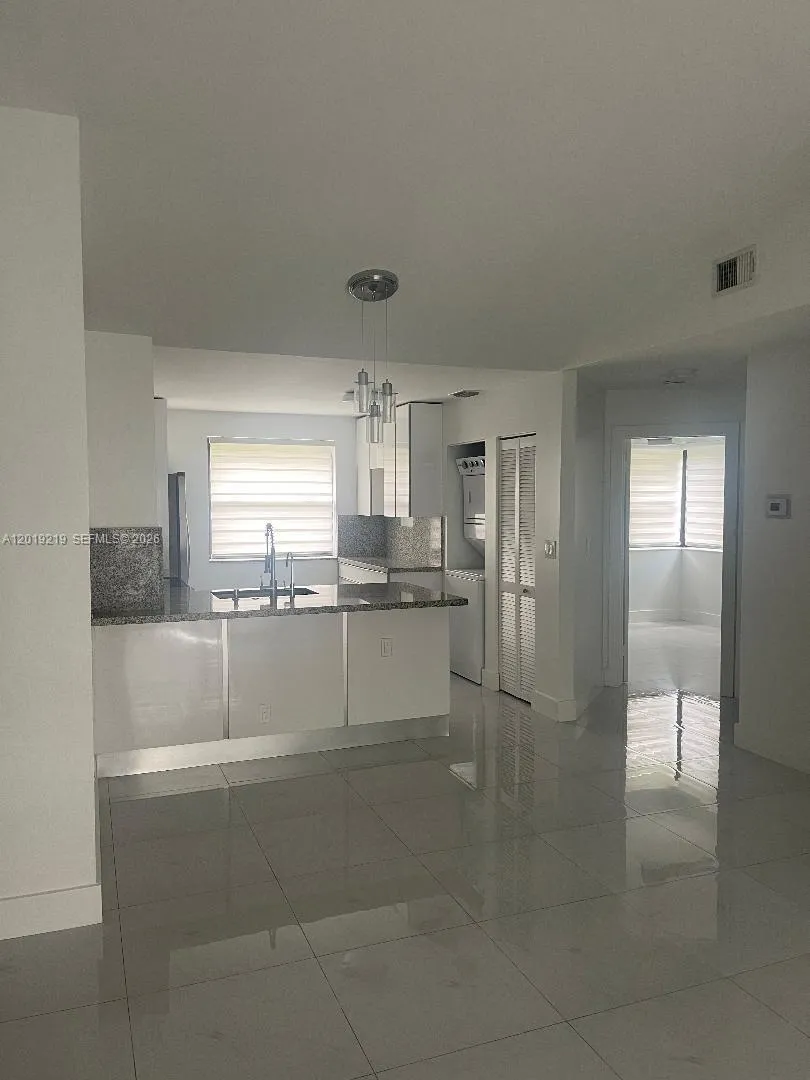 Foto de propiedad en 10121 W Sunrise Boulevard 301, Plantation, FL 33322 Plantation con MLS# 