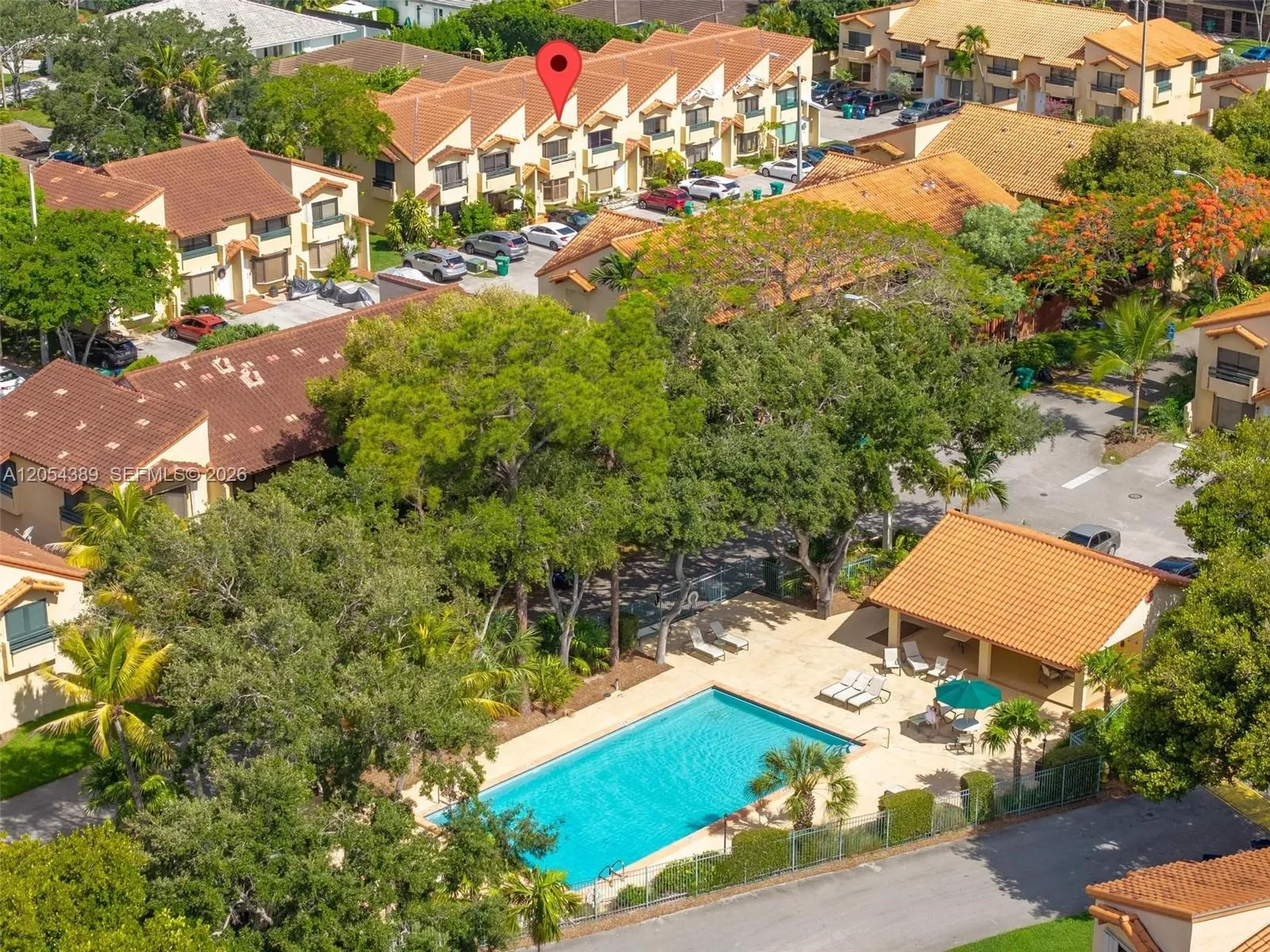 Foto de propiedad en 10122 SW 77th Court, Miami, FL 33156 Miami con MLS# 