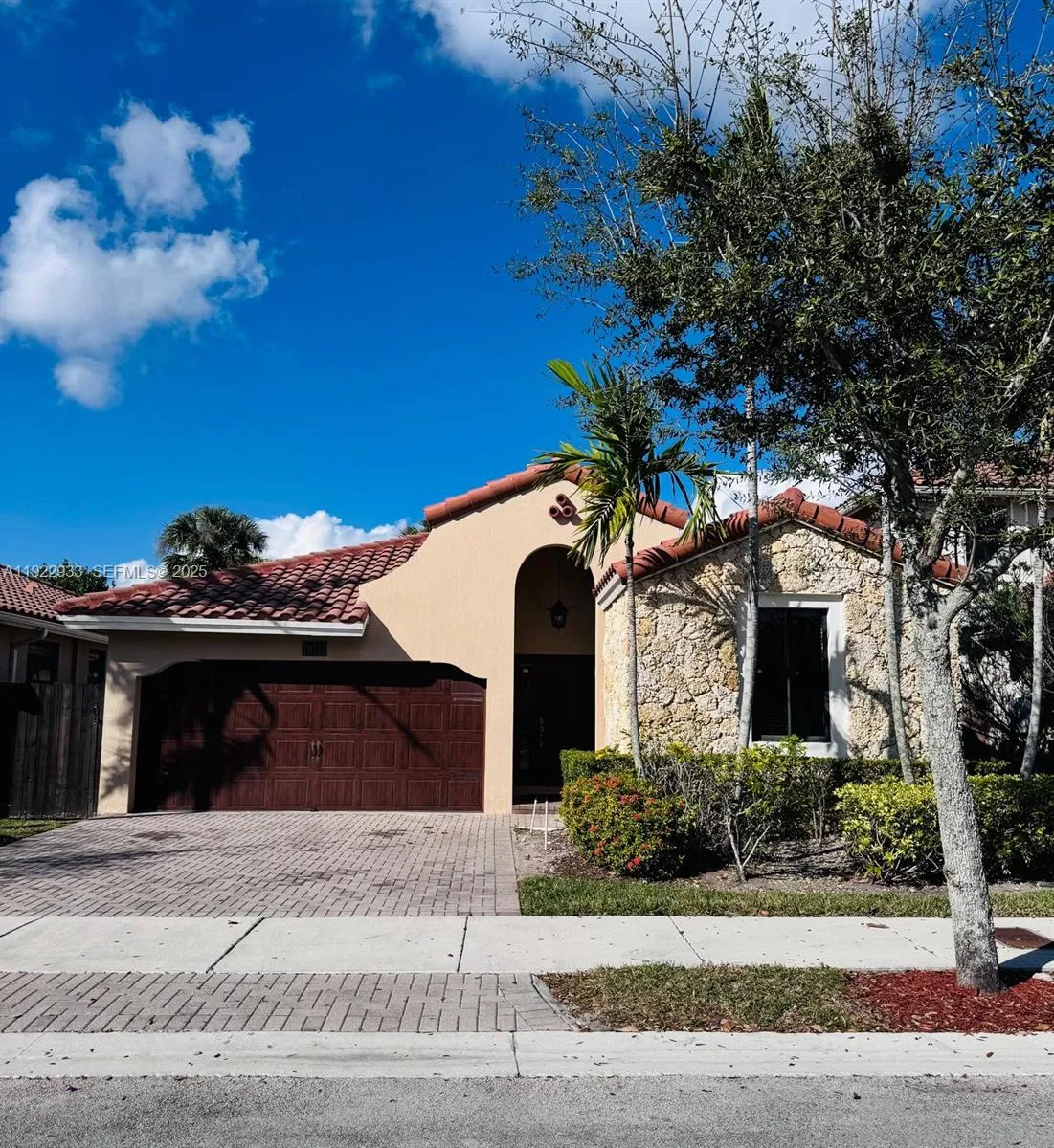 Foto de propiedad en 10131 NW 10th Street, Miami, FL 33172 Miami con MLS# 