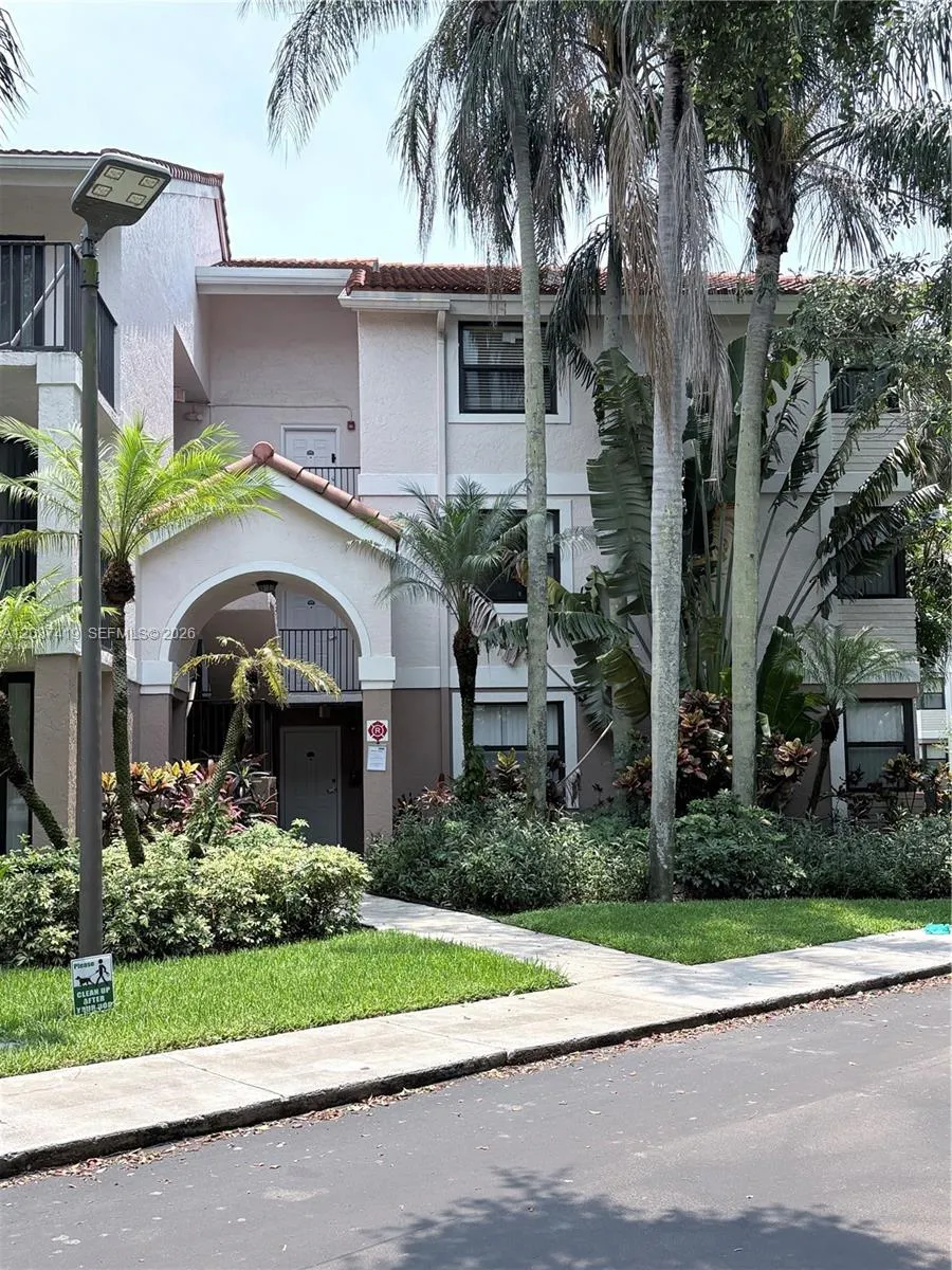Foto de propiedad en 10131 W Sunrise Boulevard 106, Plantation, FL 33322 Plantation con MLS# 