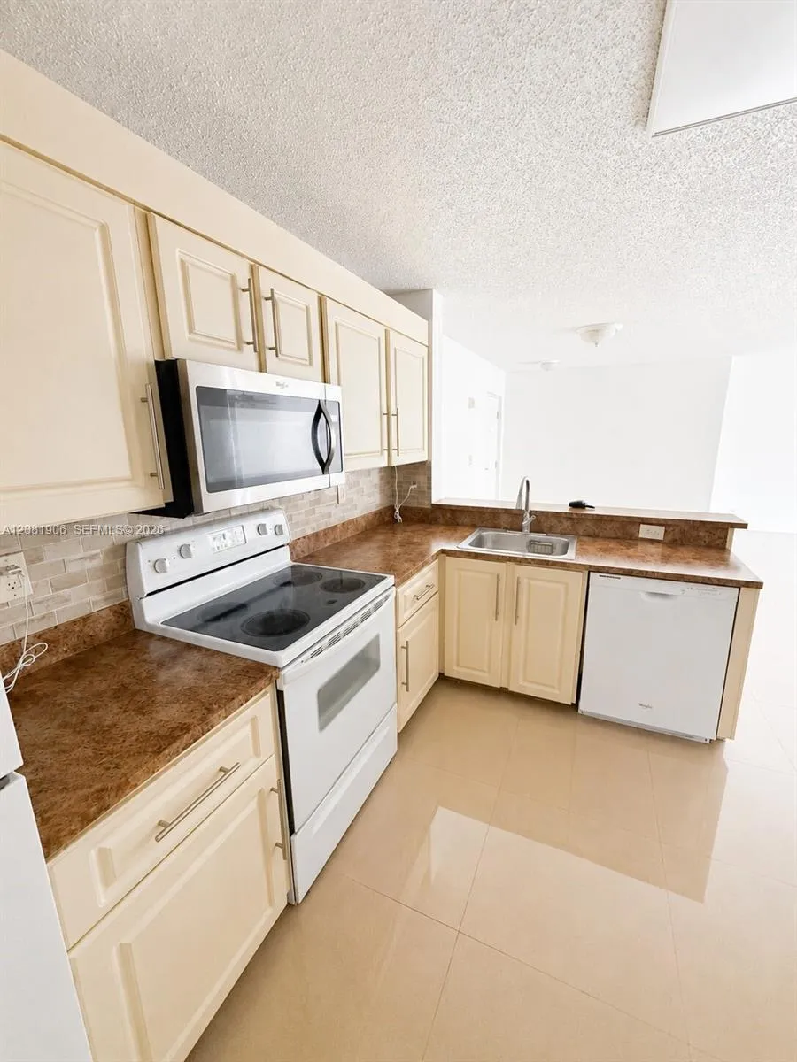 Foto de propiedad en 10131 W Sunrise Boulevard 204, Plantation, FL 33322 Plantation con MLS# 