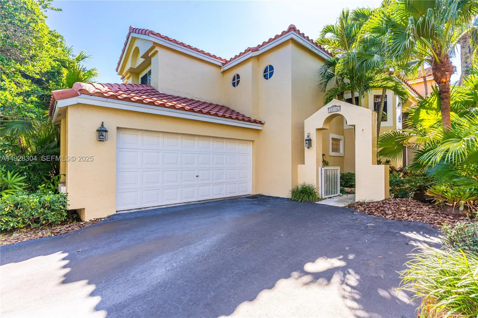 Foto de propiedad en 10132 NW 4th Street, Plantation, FL 33324 Plantation con MLS# 