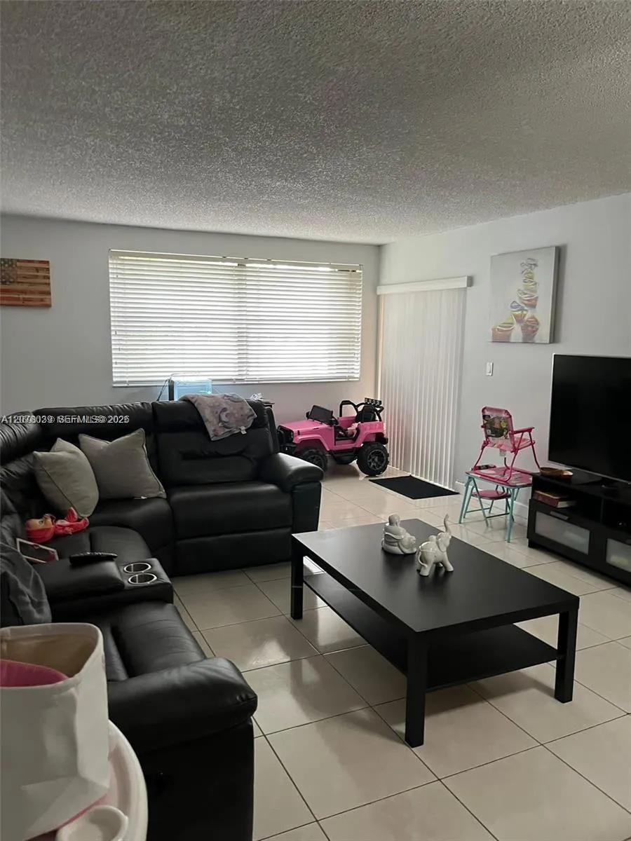 Foto de propiedad en 10135 NW 9th St Circle 5-208, Miami, FL 33172 Miami con MLS# 