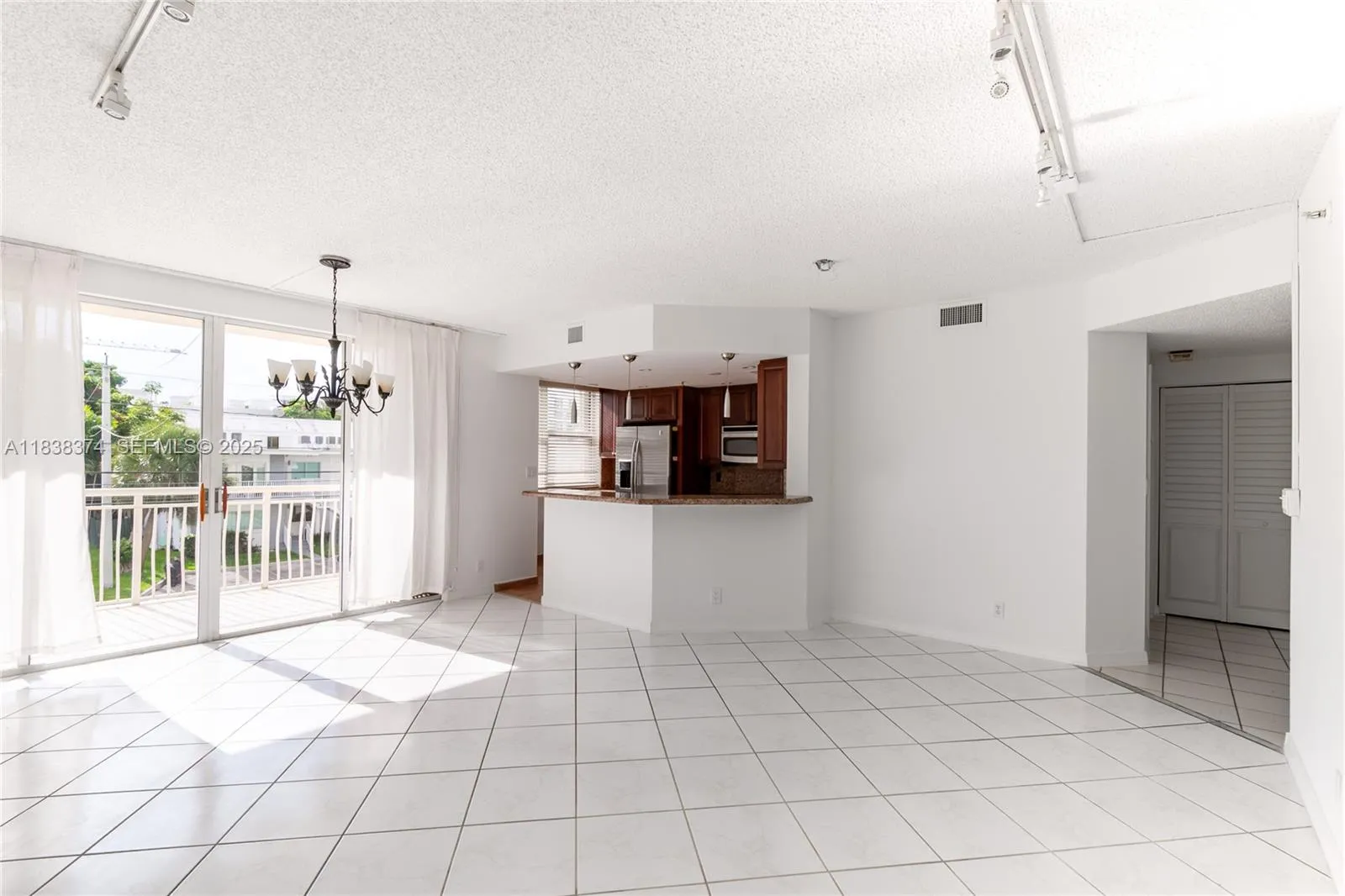 Foto de propiedad en 10140 W Bay Harbor Drive 201A, Bay Harbor Islands, FL 33154 Bay Harbor Islands con MLS# 