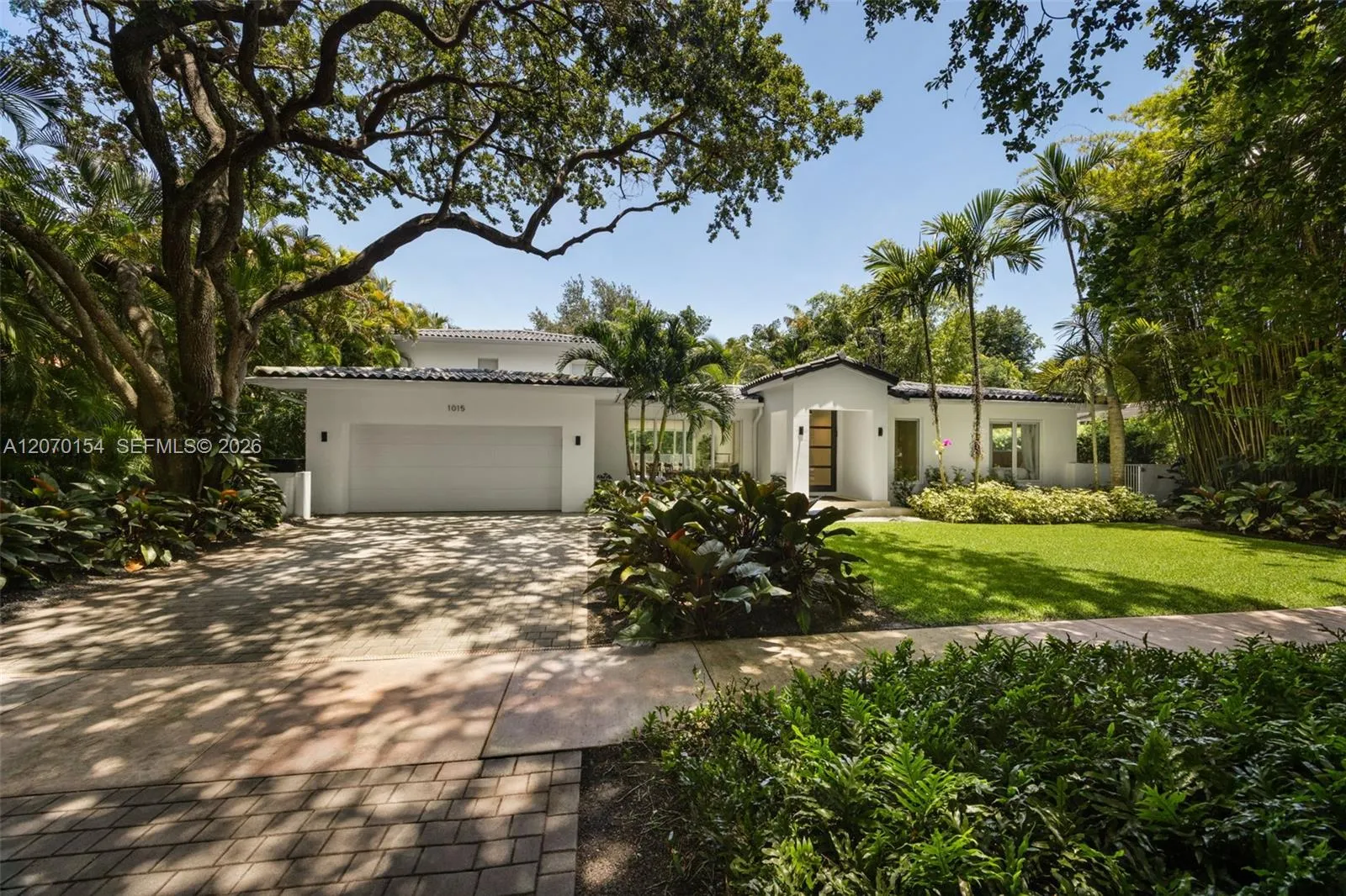 Foto de propiedad en 1015 Bayamo Avenue, Coral Gables, FL 33146 Coral Gables con MLS# 