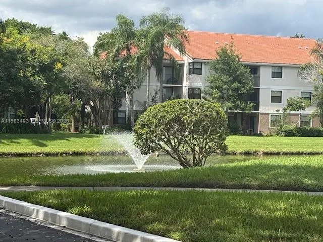 Foto de propiedad en 10161 W Sunrise 104, Plantation, FL 33322 Plantation con MLS# 